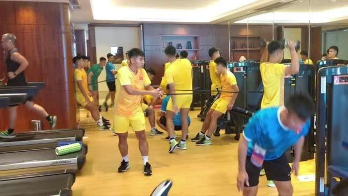 ĐT Olympic Việt Nam luyện tập phục hồi tại phòng gym khách sạn (Ảnh: HAT)