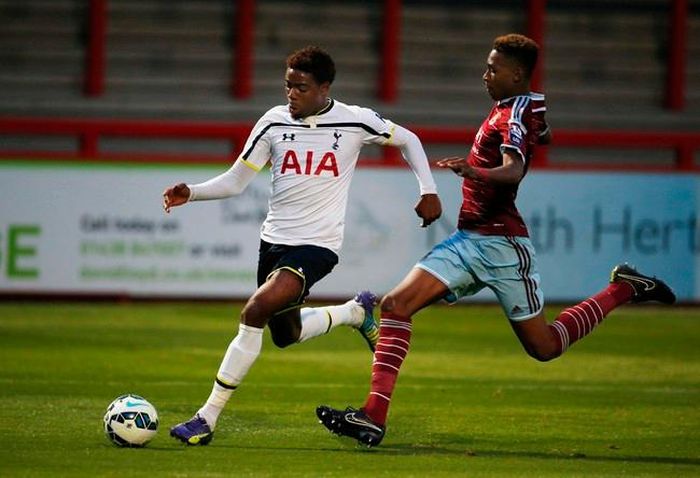 Oduwa (trái) trưởng thành từ lò đào tạo của Tottenham