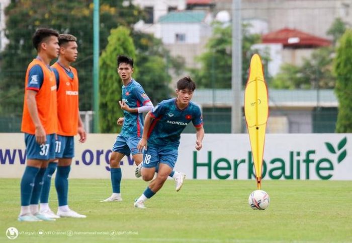 Các buổi tập của ĐT Olympic Việt Nam được bảo vệ nghiêm ngặt (Ảnh: VFF)