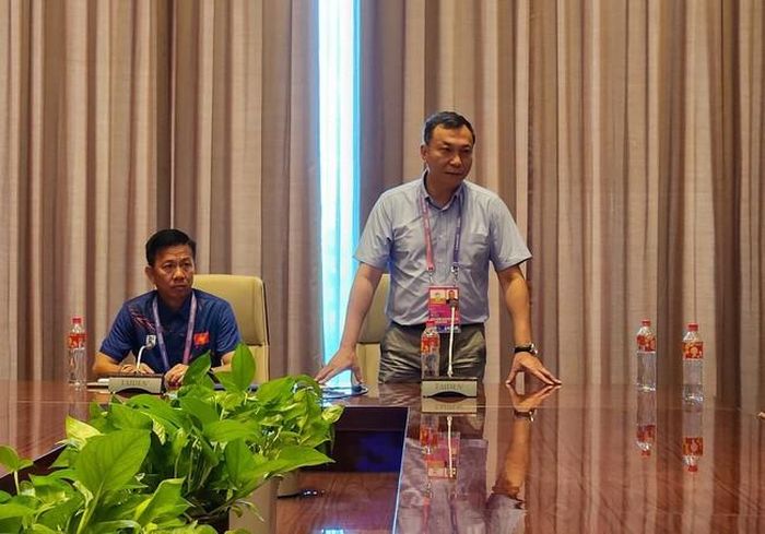 Chủ tịch VFF Trần Quốc Tuấn động viên, giao nhiệm vụ cho thầy trò HLV Hoàng Anh Tuấn.Ảnh: VFF
