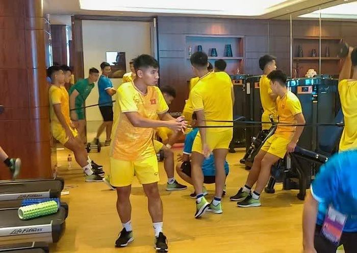 Đội tuyển Olympic Việt Nam tập thể lực sáng 17/9 và ra sân tập chiều cùng ngày