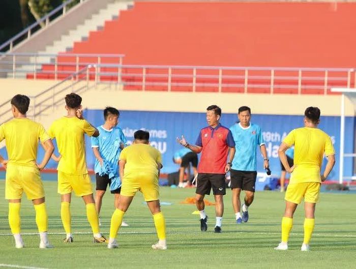 HLV Hoàng Anh Tuấn chỉ đạo cầu thủ Olympic Việt Nam tập luyện chiều 17/9.Ảnh: VFF