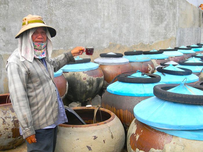 Sau khoảng 12 tháng ủ chượp, sẽ cho nước mắm thành phẩm màu vàng rơm, trong sánh, thơm nồng, hậu vị hài hòa