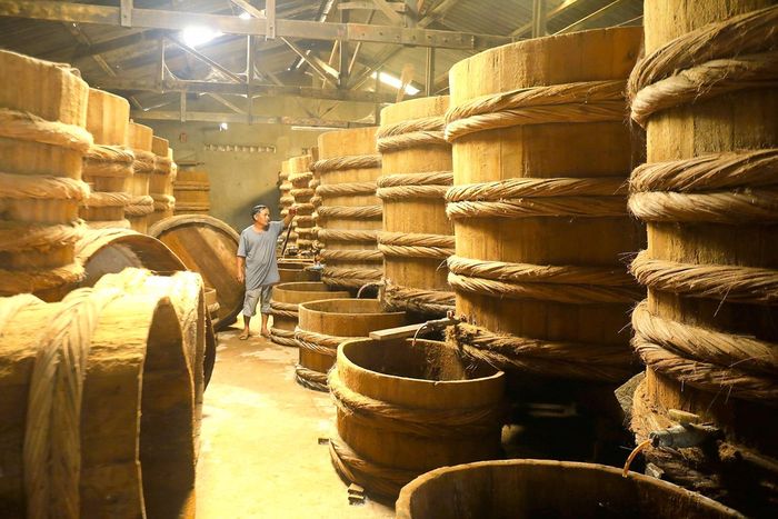 Cá cơm “ăn đủ muối” được cho vào thùng gỗ bằng lăng (hoặc gỗ sao) hay khạp sành để ủ chượp