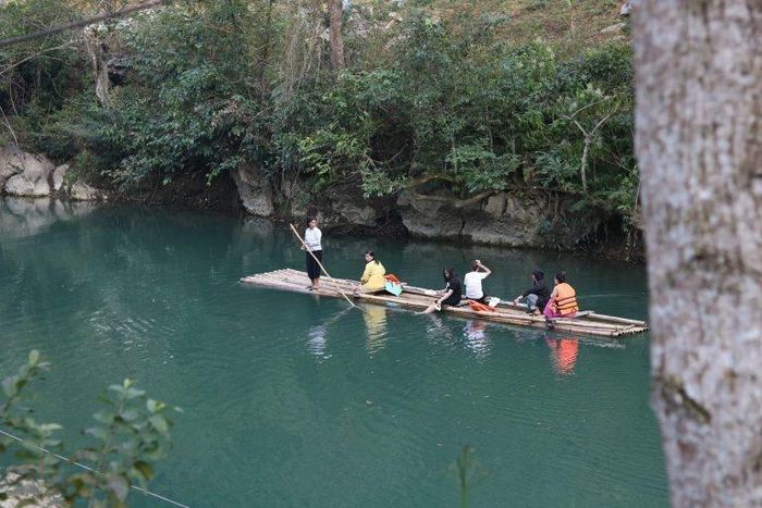 Du khách ngồi trên bè tận hưởng cảm giác yên bình.
