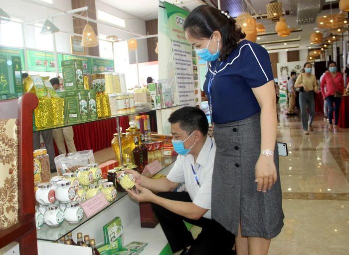 Người dân xem các sản phẩm OCOP trưng bày. Ảnh: tư liệu