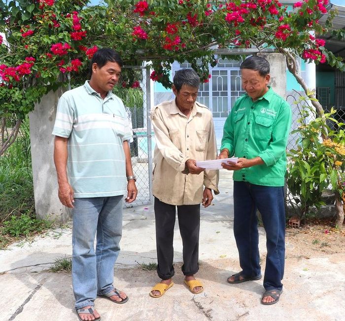 Đại diện Ban Nhân dân thôn An Xuân 3 (xã Xuân An, thị xã An Khê) tuyên truyền, vận động người dân chung tay xây dựng thôn đạt chuẩn NTM. Ảnh: Ngọc minh