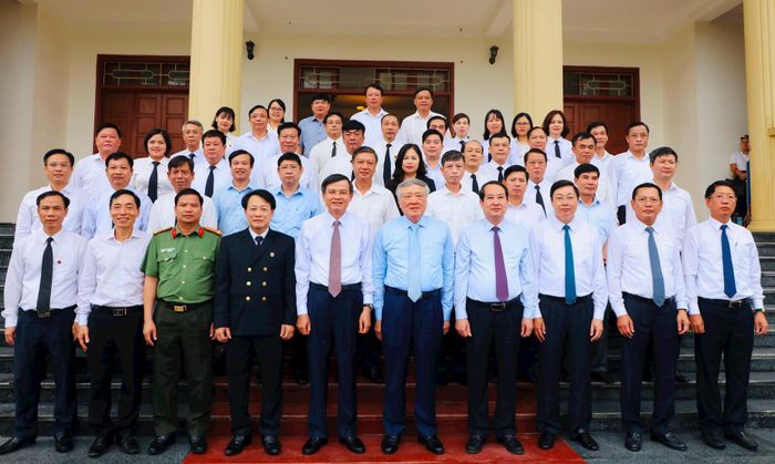 Các đại biểu tham dự buổi lễ chụp ảnh lưu niệm