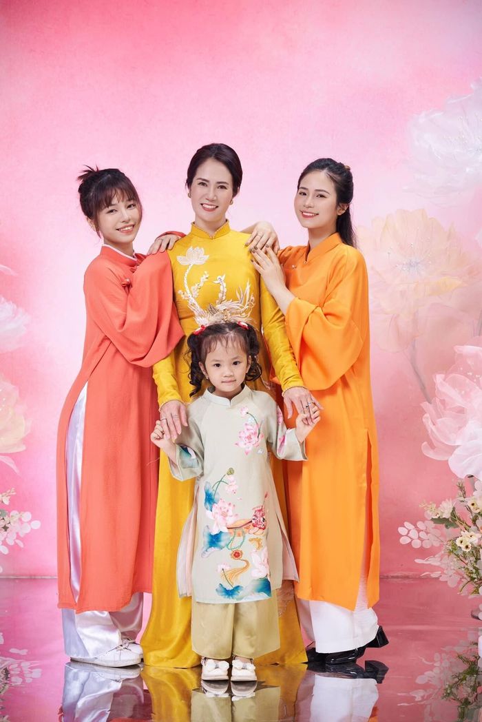 "Nhà em có có 4 chị em gái nhưng lại hơi khác nhau", diễn viên Nguyệt Hằng chia sẻ khi đăng ảnh cùng 3 con gái.
