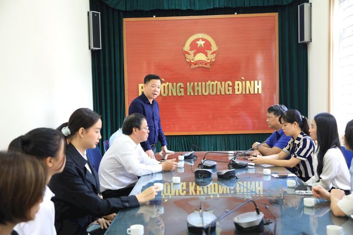Đại diện Ủy ban Mặt trận Tổ quốc Việt Nam thành phố và các nhà hảo tâm làm việc với phường Khương Đình (quận Thanh Xuân).