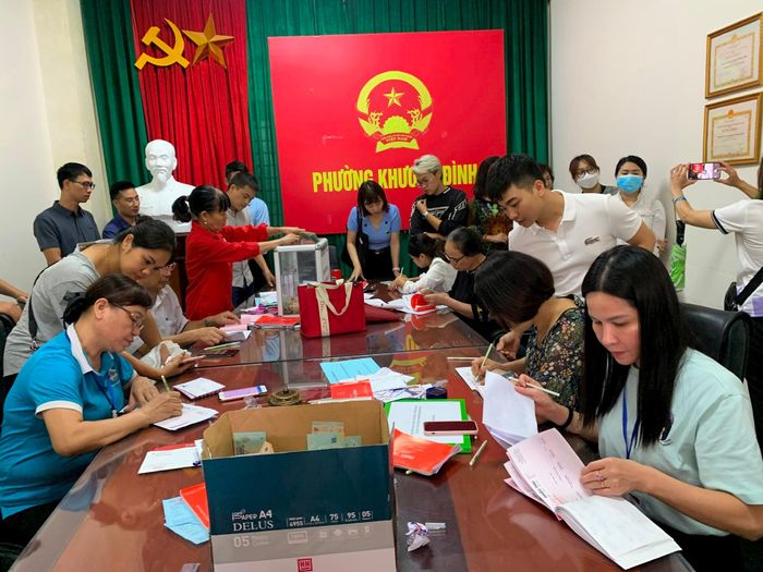 Cán bộ phường Khương Đình (quận Thanh Xuân) tiếp nhận ủng hộ của các tập thể, cá nhân.