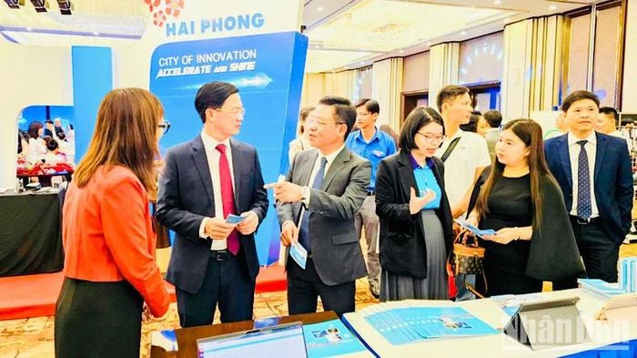 Các đại biểu tham quan các gian trưng bày sản phẩm về khoa học công nghệ.