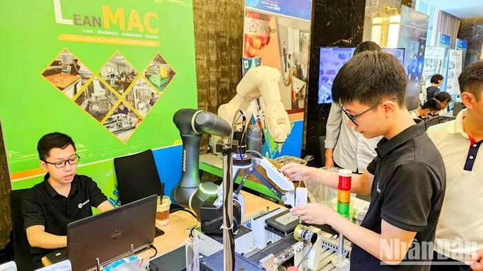 Trưng bày các sản phẩm khoa học công nghệ.