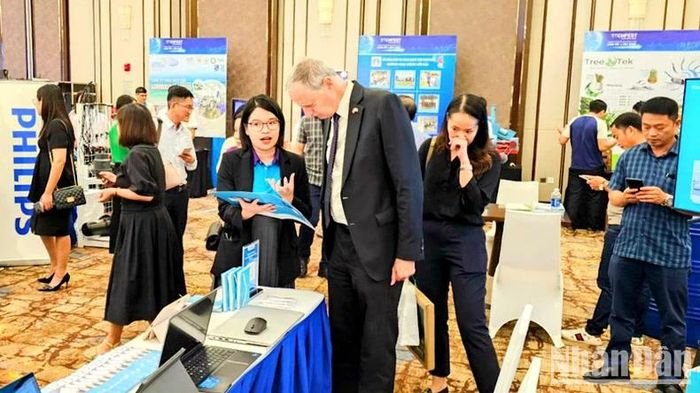 Khách quốc tế quan tâm tới các sản phẩm đổi mới sáng tạo của Hải Phòng.