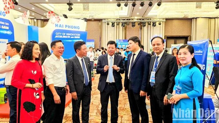 Các đại biểu trao đổi về các sản phẩm đổi mới sáng tạo.