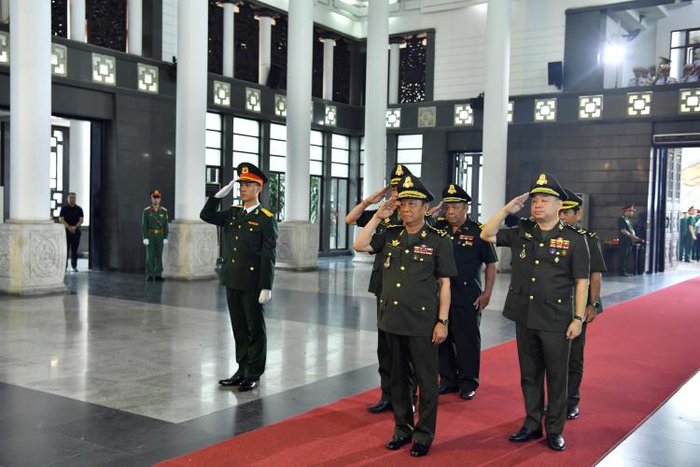 Các đoàn đại biểu quốc tế vào viếng đồng chí Thượng tướng Nguyễn Chí Vịnh. Ảnh: TUẤN HUY 