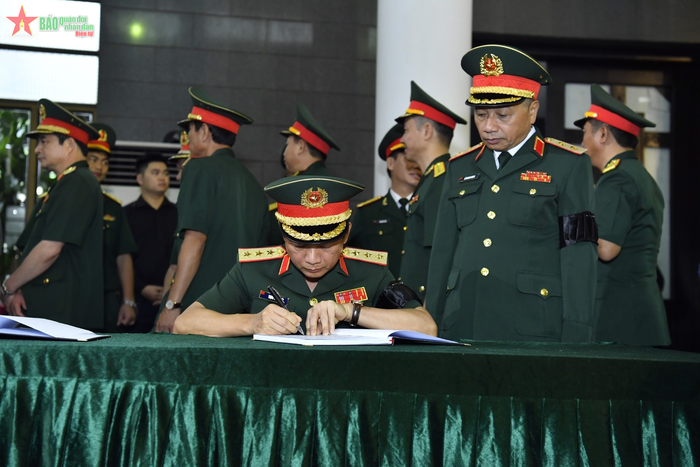 Thượng tướng Trịnh Văn Quyết ghi sổ tang. Ảnh: TUẤN HUY 
