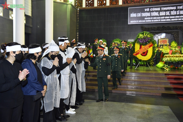 Đoàn Quân ủy Trung ương-Bộ Quốc phòng do Đại tướng Phan Văn Giang dẫn đầu vào viếng đồng chí Thượng tướng Nguyễn Chí Vịnh. Ảnh: TUẤN HUY