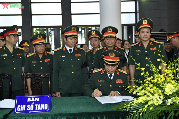 Đại tướng Phan Văn Giang ghi sổ tang. Ảnh: TUẤN HUY 
