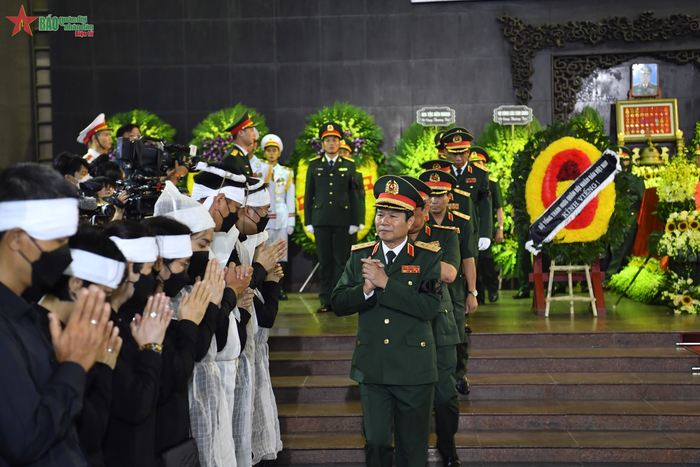 Đoàn Bộ Tổng Tham mưu QĐND Việt Nam do Thượng tướng Nguyễn Tân Cương dẫn đầu vào viếng đồng chí Thượng tướng Nguyễn Chí Vịnh. Ảnh: TUẤN HUY