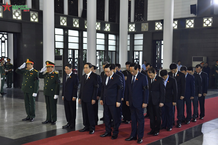  Đoàn Quốc hội do Chủ tịch Quốc hội Vương Đình Huệ dẫn đầu vào viếng đồng chí Thượng tướng Nguyễn Chí Vịnh. Ảnh: TUẤN HUY 
