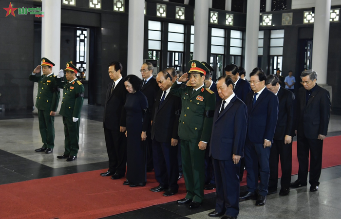  Đoàn đại biểu Ban Chấp hành Trung ương Đảng do đồng chí Trương Thị Mai dẫn đầu vào viếng đồng chí Thượng tướng Nguyễn Chí Vịnh. Ảnh: TUẤN HUY 