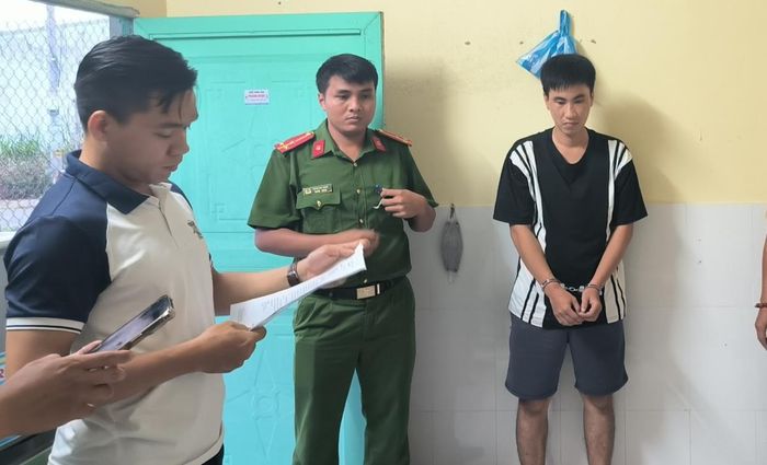 Cơ quan CSĐT Công an quận Cẩm Lệ công bố lệnh khám xét nơi ở của Nguyễn Quốc Việt.