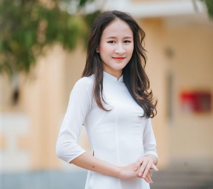 Bùi Kim Chi - một trong bốn thủ khoa khối D01 tại Hà Tĩnh kỳ thi tốt nghiệp THPT 2023.