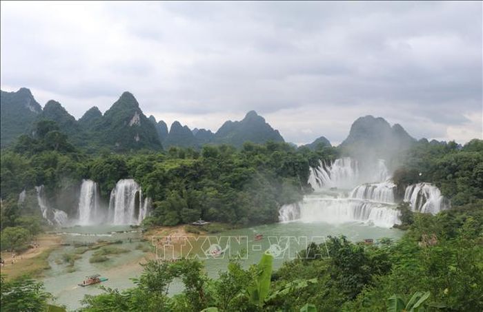 Thác Bản Giốc nhìn từ bên kia biên giới.