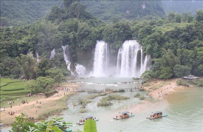 Thác Bản Giốc nhìn từ bên kia biên giới.