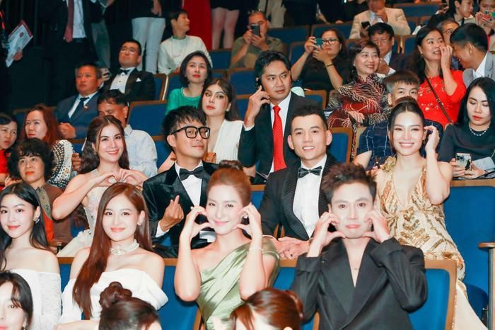 Vì tính chất công việc đều là diễn viên, Kha Ly và Thanh Duy thường được mời đến tham gia những sự kiện, lễ trao giải. Cả ai cũng có mối quan hệ thân thiết với các đồng nghiệp trong giới showbiz