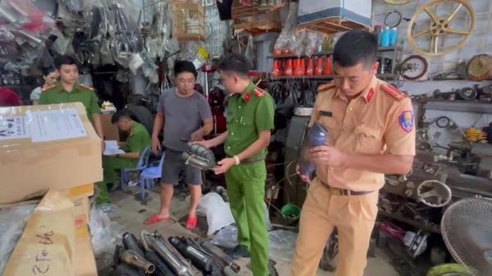 Rất nhiều ống pô được cơ sở kinh doanh sửa chữa xe mô tô Hòa Lợi độ chế lại.