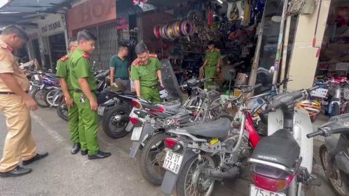 Công an phát hiện nhiều phụ tùng xe mô tô không có hóa đơn chứng từ.