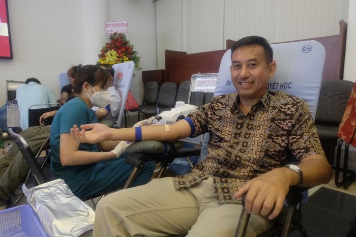 Ông Agustaviano Sofjan, Tổng lãnh sự Cộng hòa Indonesia tại TPHCM tham gia Ngày hiến máu nhân đạo năm 2022. Ảnh: TL