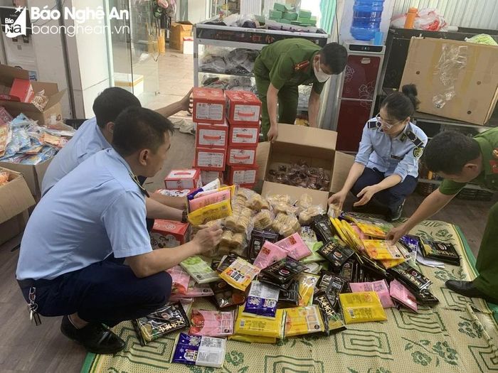  Kiểm tra cơ sở kinh doanh bánh kẹo. Ảnh: CSCC 