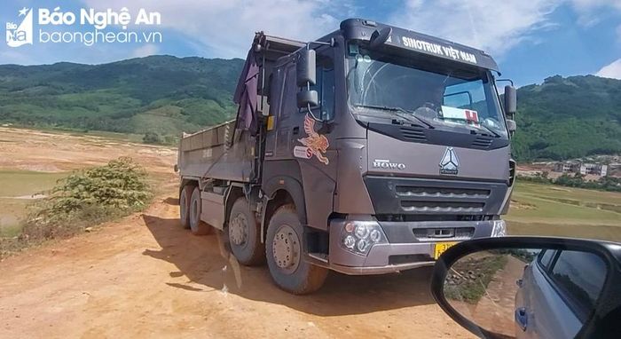  Chiếc xe có trọng tải lớn đã tự giác "trả đất" lại lòng đập Hổng Cốc để rời đi lúc 10h9'. Ảnh: PV 