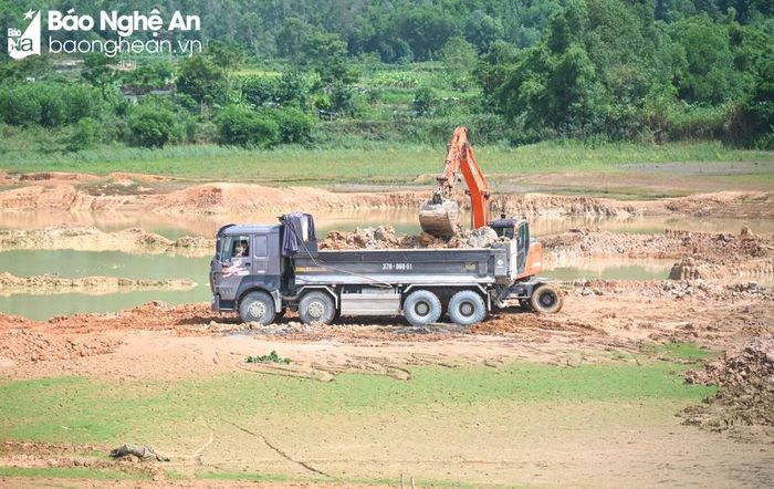  Đây là hình ảnh máy xúc đất lên một chiếc xe có tải trọng khá lớn được ghi lại thời điểm 9h55'. Ảnh: PV 
