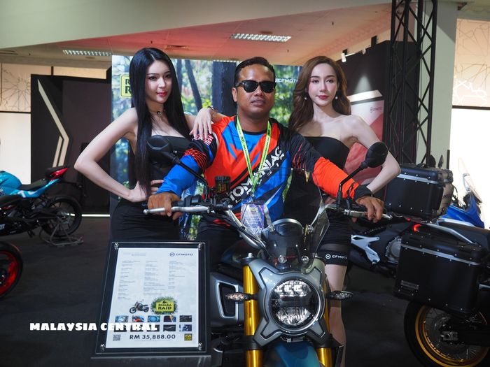 Tay đua chuyên nghiệp bên cạnh hai người đẹp của CF Moto.