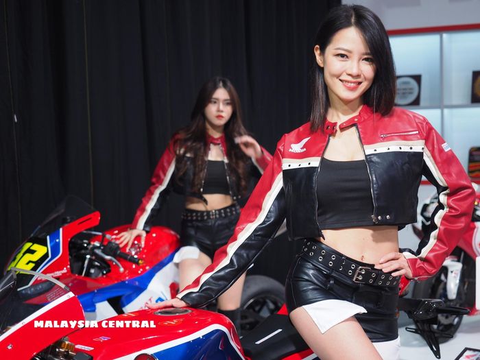 Bộ đôi người đẹp bên xe thể thao Honda RC213V-S.