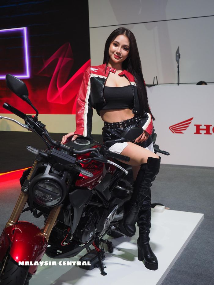 Người mẫu nóng bỏng bên chiếc xe Honda.