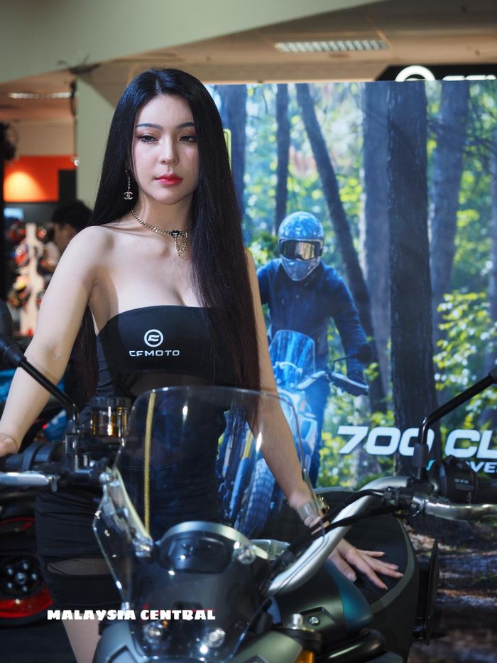 Triển lãm xe Kuala Lumpur Bike Show vừa diễn ra ở Malaysia đã chứng kiến sự xuất hiện của nhiều mẫu xe máy, mô tô phân khối lớn hoàn toàn mới. Đứng bên cạnh là những bóng hồng xinh đẹp, bốc lửa.