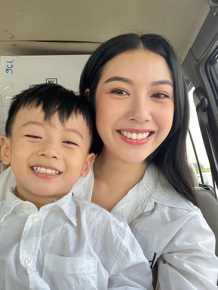 Á hậu Thúy Vân hạnh phúc khi con trai ngày càng khôn lớn, ngoan ngoãn. 