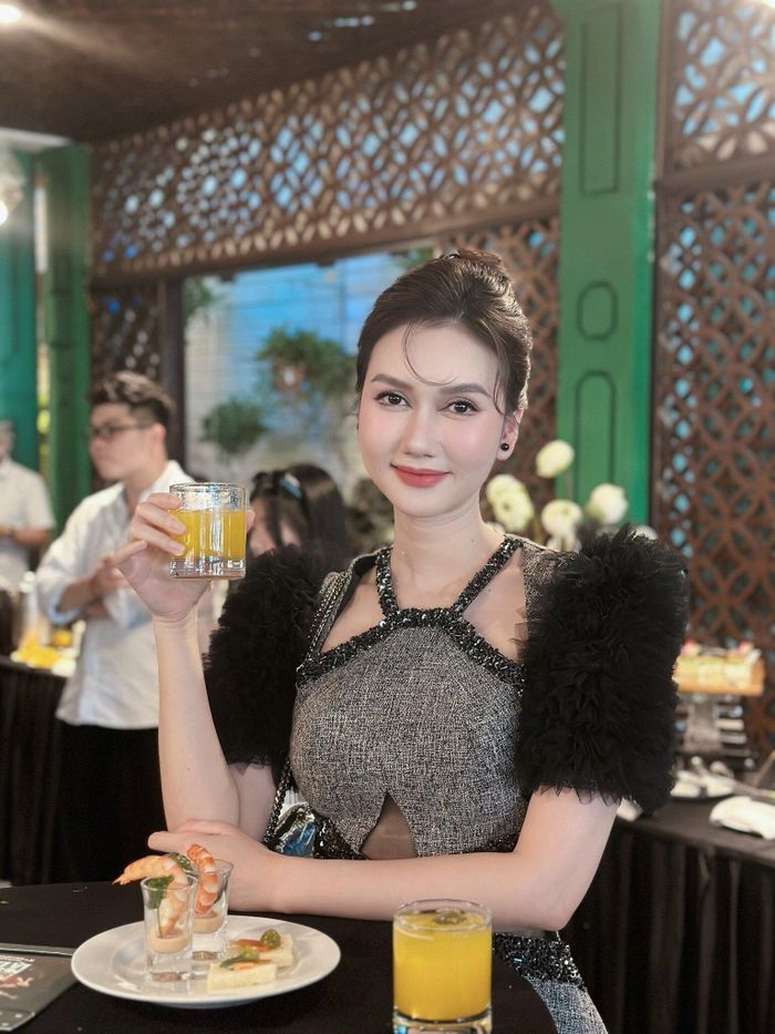 "Anh hứa yêu em suốt đời, suốt kiếp. Vậy mà em quên không hỏi kiếp này hay kiếp sau", diễn viên Hương Giang tâm trạng. 