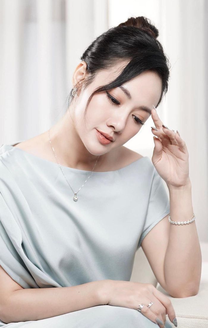 BTV Hoài Anh dí dỏm tạo dáng chụp ảnh kiểu “đau chân mày".