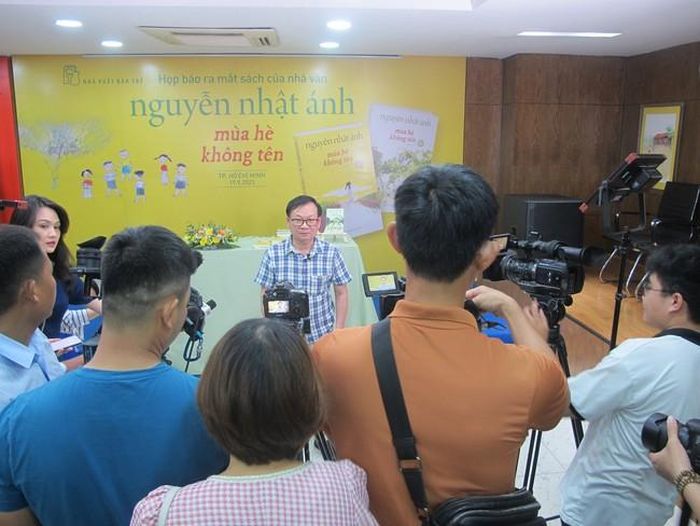 Mỗi lần ra mắt sách, đều thu hút nhiều truyền thông, báo chí. Ảnh: Văn Bảy