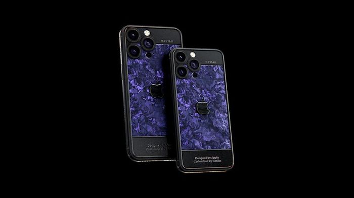 Starry Night: Bản Starry Night được chế tác từ hỗn hợp carbon và đá cẩm thạch với các sợi màu tím tạo thành hoa văn gợi nhớ đến bức tranh “Đêm đầy sao” nổi tiếng của Danh họa Van Gogh. Máy đi kèm logo Apple làm từ xà cừ đen giống Titan Black. Mẫu này có giá 7.340 USD (khoảng 178,9 triệu đồng) cho bản iPhone 15 Pro và 8.130 USD (khoảng 198,2 triệu đồng) cho bản iPhone 15 Pro Max.