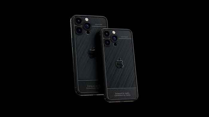 Titan Black: Phiên bản này sở hữu thân máy làm bằng titan và logo Apple ở mặt sau được chế tác từ xà cừ đen có nguồn gốc từ Van Cleef & Arpels. Mẫu này có giá 7.410 USD (khoảng 180,6 triệu đồng) cho bản iPhone 15 Pro và 8.200 USD (khoảng 199,9 triệu đồng) cho bản iPhone 15 Pro Max.