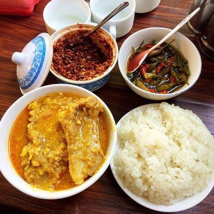 Xôi thịt hon độc đáo đậm đà, ăn cùng xôi trắng dẻo thơm chắc chắc sẽ khiến bạn nao lòng.