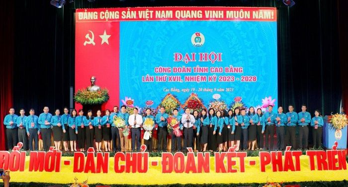 Các đồng chí lãnh đạo tỉnh chúc mừng Ban Chấp hành Liên đoàn Lao động tỉnh, nhiệm kỳ 2023 - 2028