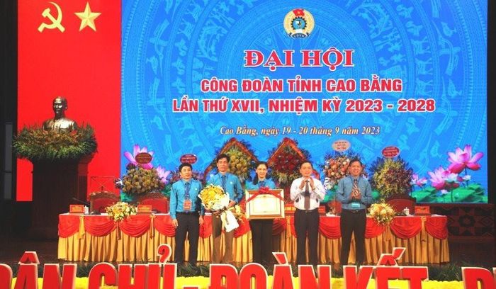Thừa ủy quyền của Thủ tướng Chính phủ, Phó Bí thư Thường trực Tỉnh ủy, Chủ tịch HĐND tỉnh Cao Bằng Triệu Đình Lê trao Bằng khen của Thủ tướng Chính phủ cho LĐLĐ tỉnh đã có thành tích xuất sắc trong công tác và hoạt động CĐ từ năm 2018 - 2022.